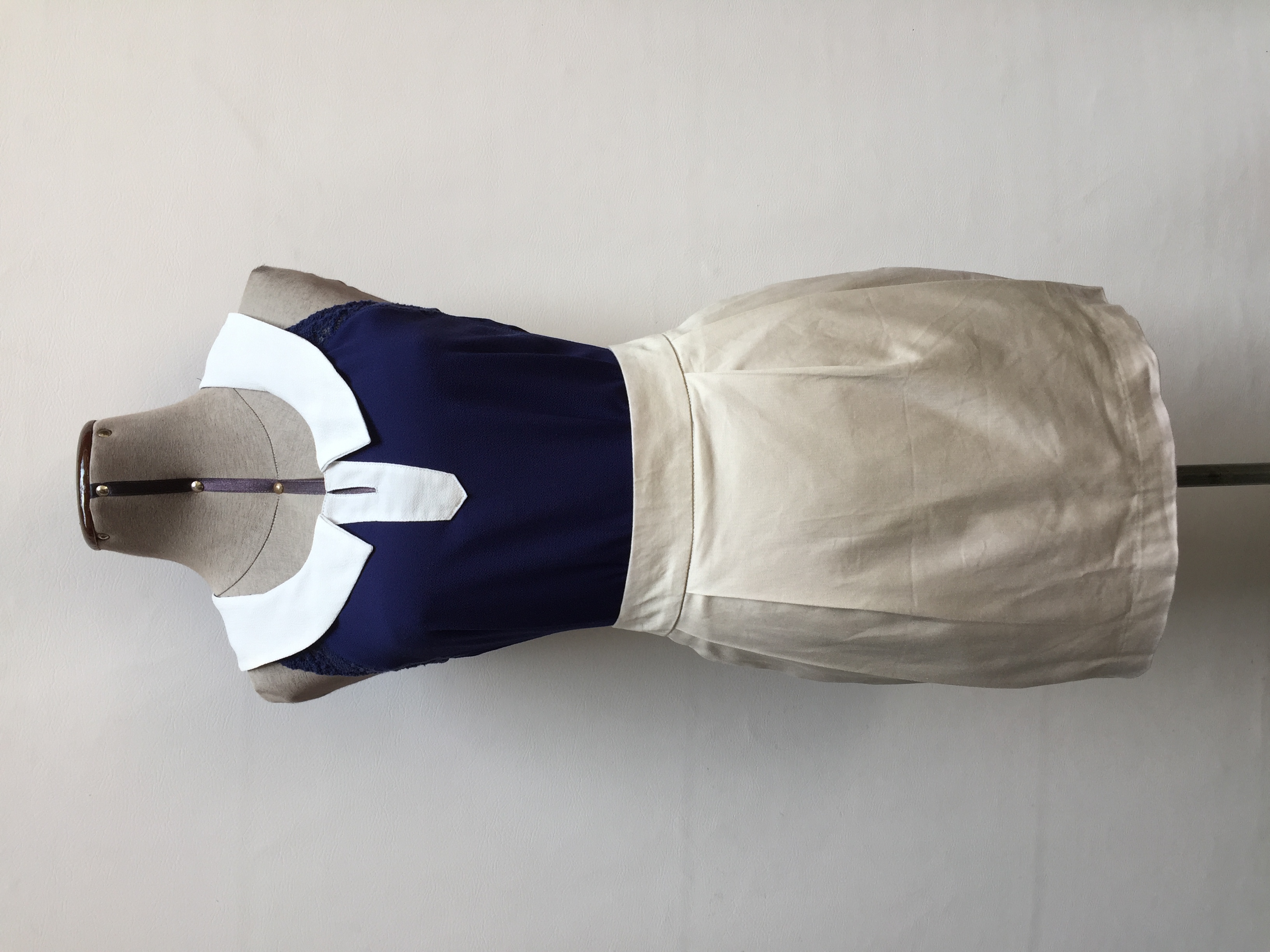 Blusa de gasa azul, cuello redondo con detalles blancos y encaje en las mangas, botòn y abertura posterior
Talla S